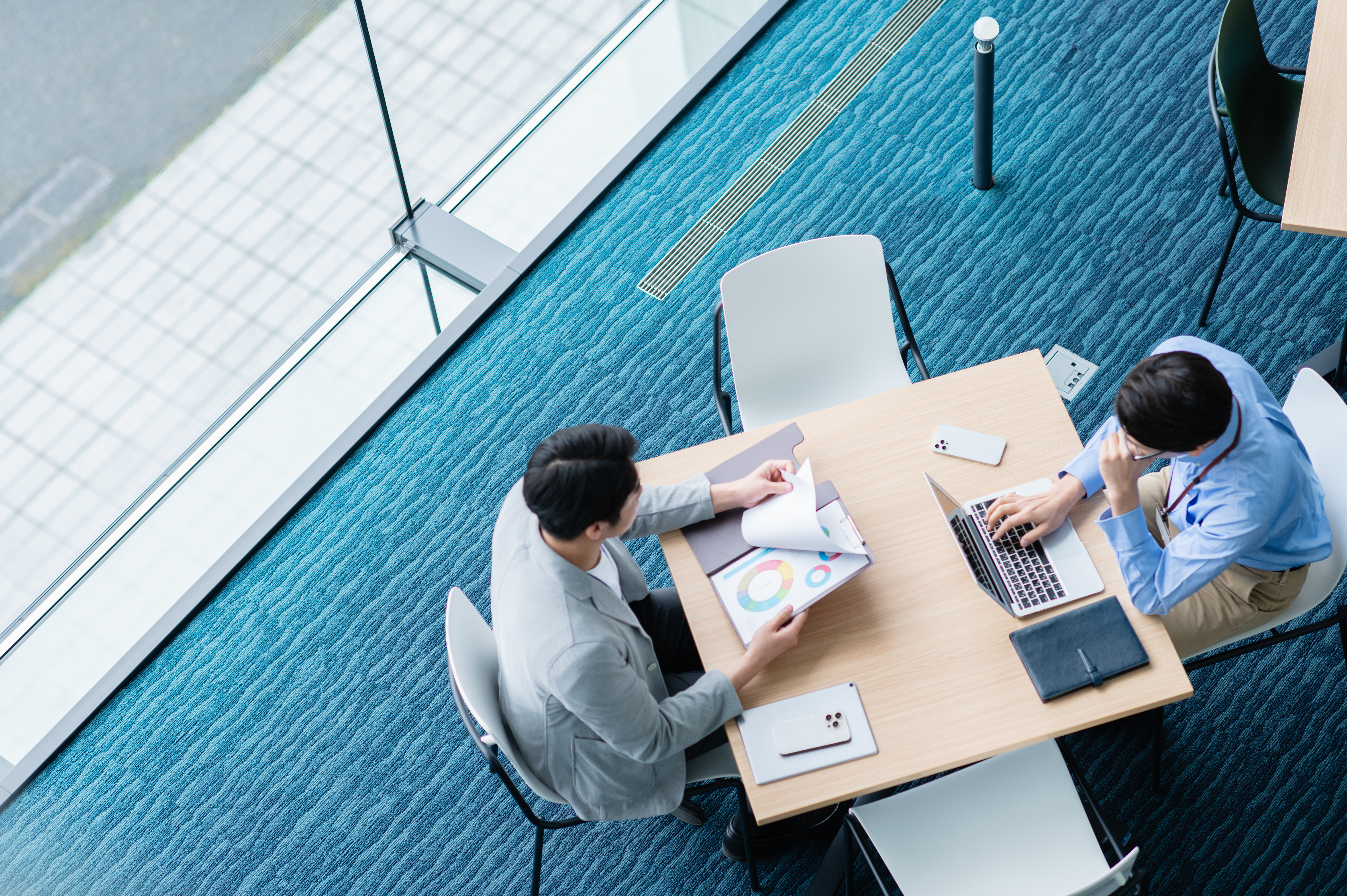 相談風景・握手・パートナーシップ